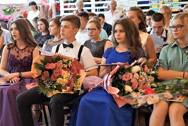 Оксана Набатчикова поздравила выпускников  
